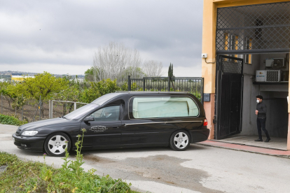 Un coche fúnebre saliendo de la residencia de mayores de Cájar (Granada) donde fallecieron diez ancianos. MIGUEL ÁNGEL MOLINA