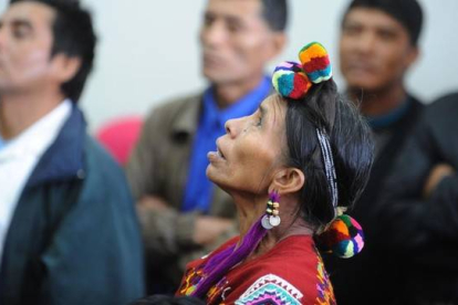 Una mujer indígena sigue el juicio celebrado en Ciudad de Guatemala, este lunes.