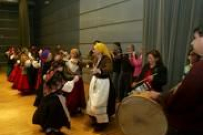 Un instante de la demostración de música y danza tradicional