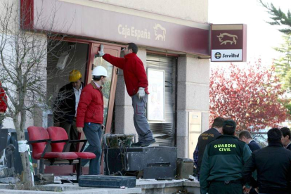 Trabajos de reparación de la sucursal afectada.