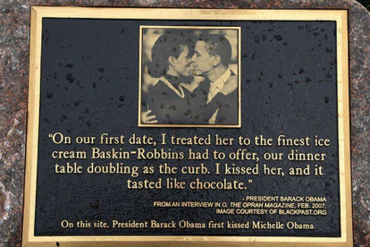 La placa que recuerda el primer beso de los Obama, instalada en un centro comercial de Chicago.