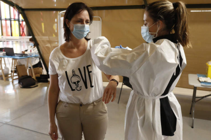 Una trabajadora de servicios esenciales recibe una dosis de la vacuna en León. FERNANDO OTERO