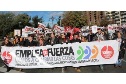 La protesta convocada por la Cumbre Social arrancó en la plaza de Guzmán el Bueno.