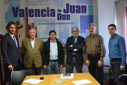Reunión, ayer en Valencia de Don Juan entre los alcaldes y los representantes de la Junta.