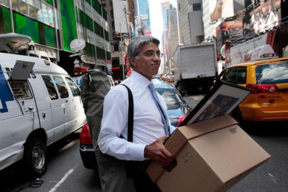 Un empleado de Lehman Brothers se lleva sus pertenencias en una caja de cartón tras la quiebra del banco, el 15 de septiembre del 2008.
