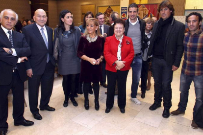 Miguel Ángel del Egido, Joaquín Arias, Belén González, Carrasco. Luisa Pastor y jugadores del Hécules de Alicante.