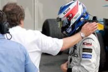 El piloto finlandés Kimi Raikkonen, a la derecha, no renuncia al título