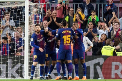 Los jugadores del Barça felicitan a Coutinho tras el primer gol azulgrana.