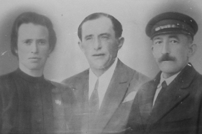 Marcelino Quintano Fernández con su madre Antonia y su padre Salomón. DL