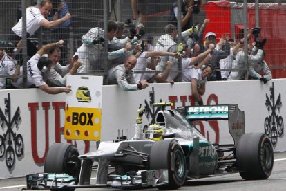 Rosberg (Mercedes AMG) celebra junto al muro su primera victoria en Fórmula 1.
