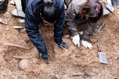 Extracción de restos de la fosa de Villadangos durante la exhumación. ARMH
