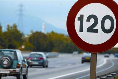 Una señal indica el límite de velocidad a 120 kilómetros por hora en una autopista.