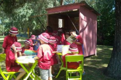 Los niños de León se acercan a las bibliopiscinas.