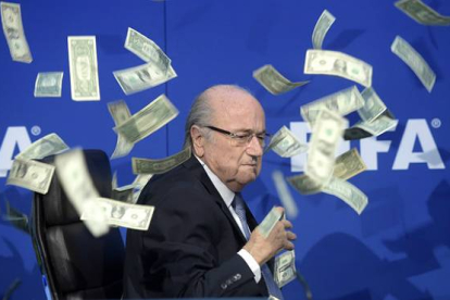 Un intruso ha irrumpido en la rueda de prensa del presidente de la FIFA y le ha lanzado un fajo de billetes.