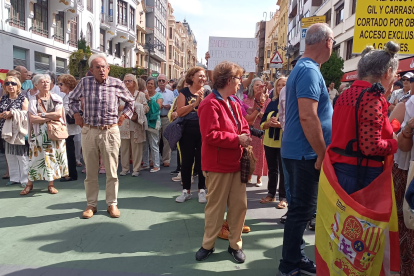 Concentración en León en protesta por las cesiones de Sánchez a Puigdemont. DL