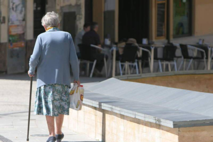 Una mujer de avanzada edad camina por Ponferrada, en una imagen de archivo.