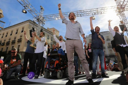 Alberto Garzón, Pablo Iglesias, Xavier Domènech y Juan Carlos Monedero en el escenario de la Puerta del Sol.