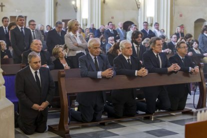 Momento de la misa celebrada ayer, a la que acudieron algunos de los hijos de la duquesa de Alba y su viudo.