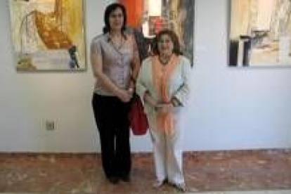 Cassasola y la Carmen de la Torre posan frente a uno de los lienzos favoritos de la pintora