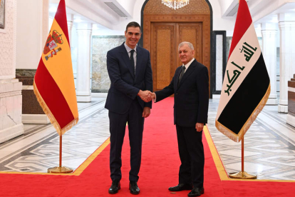 Pedro Sánchez junto Abdul Latif Rashid, presidente de Irak, en su encuentro. BORJA PUIG DE LA BELLACASA