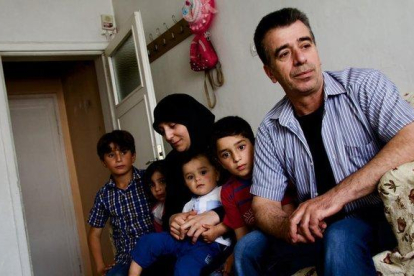 Musa y Murfat, con sus cuatro hijos, en el domicilio que viven en el barrio de Altindag, en las afueras de Ankara.