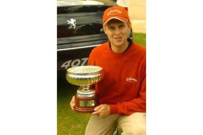 Edward Rush posa con el trofeo de ganador después de la última sesión