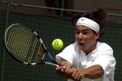 El tenista Rafa Nadal en acción ante el croata Mario Ancic durante la primera jornada del Torneo de Tenis de Wimbledon, tercer Grand Slam de la temporada. Era 2003. SERGIO CARMONA