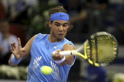 Nadal golpea a la bola en su partido contra el francés Richard Gasquet, correspondiente a los octavos de final del Mutua Madrileña Masters Madrid de Tenis que se disputó en 2008 en el Telefónica Arena. ACERO