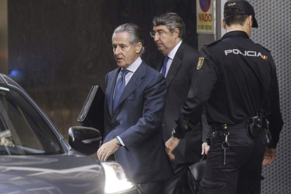El ex presidente de Caja Madrid, Miguel Blesa, abandonando la Audiencia Nacional.