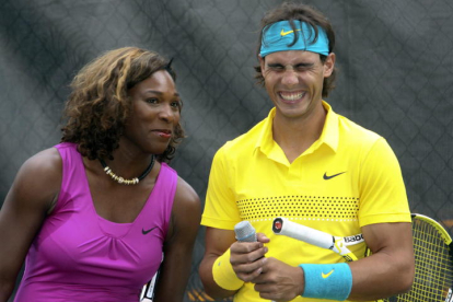 El tenista español y la estadounidense Serena Williams sonríen el 26 de agosto de 2009, en una cancha de la avenida Broadway de Nueva York (EEUU), donde junto al ícono del deporte John McEnroe y el suizo Roger Federer, desvelaron algunos de sus trucos con la raqueta a unos sesenta niños de tres escuelas de tenis de la Gran Manzana. MIGUEL RAJMIL