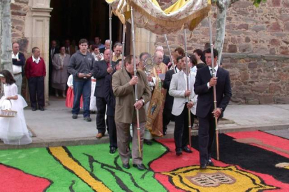 Salida del templo de Villarejo de Órbigo de la procesión en las fiestas del año pasado.