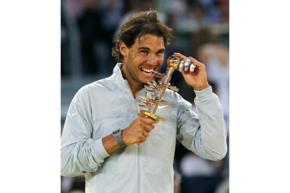 El tenista español Rafa Nadal se proclamó campeón del Masters 1000 de Madrid, tras imponerse al japonés Kei Nishikori en la final disputada esta tarde en la Caja Mágica en 2014. SERGIO BARRENECHEA