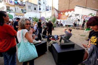 Ester Quintana, entre los asistentes a la concentración en un solar de la calle Aurora.