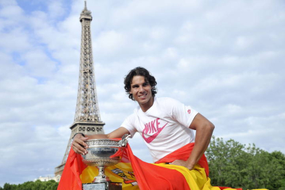 Nadal posa el 11 de junio de 2012, en París, con la Torre Eiffel al fondo, con el trofeo que le acredita como campeón del torneo de Roland Garros. PHILIPPE
PERUSSEAU