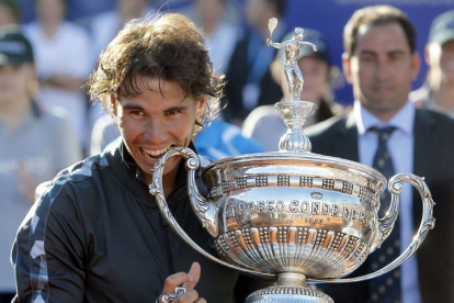 El tenista Rafa Nadal celebra su victoria en el trofeo Conde de Godó tras vencer en la final a David Ferrer el 29 de abril de 2012, en el Real Club de Tenis de Barcelona. DALMAU