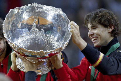 El jugador sujeta la ensaladera tras su victoria en el cuarto y definitivo partido de la final de la Copa Davis de tenis al argentino Juan Martín del Potro, disputado en 2011 en el estadio olímpico de Sevilla. JULIO MUÑOZ