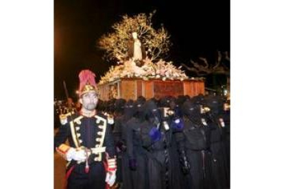 La Virgen de la Amargura fue escoltada por policías locales con uniforme de gala