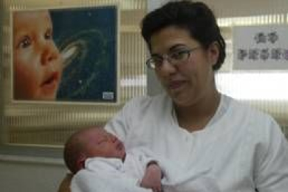 Celia sujeta en brazos a su recién nacido, Rubén, que midió 53 centímetros
