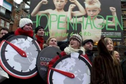 Activistas disfrazados de relojes protestan contra el cambio climático en Copenhague.