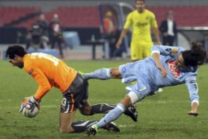 Diego López atrapa el balón en presencia de Cavani.