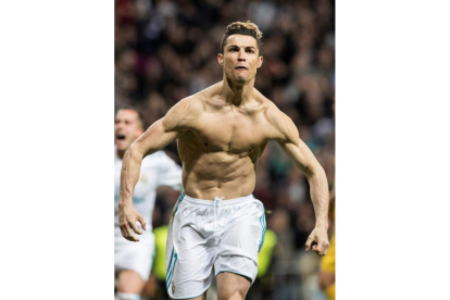 Cristiano Ronaldo celebra su gol de penalti que clasifica al Real Madrid para las semifinales de la Liga de Campeones. RODRIGO JIMÉNEZ