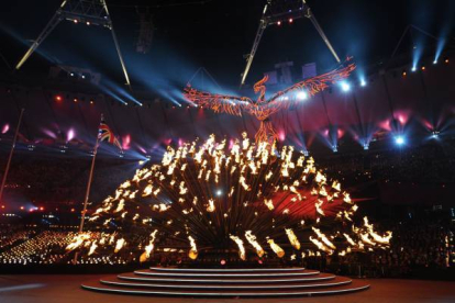 La llama olímpica se apaga en la clausura de los Juegos Olímpicos de Londres 2012. Foto: AFP