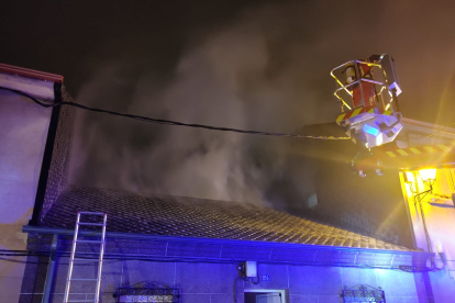 Los Bomberos de Ponferrada tuvieron que emplearse a fondo para sofocar las llamas. DL