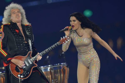 Jessie J y Brian May durante su actuación en la ceremonia de clausura. Foto: AFP