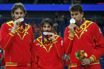 Los jugadores de la selección española Pau Gasol, Juan Carlos Navarro y Marc Gasol posan con la medalla de plata. Foto: REUTERS