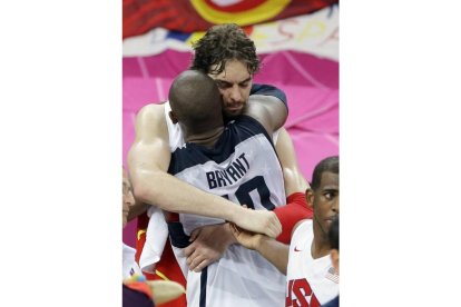 Los jugadores de los Lakers Pau Gasol y Kobe Bryant se abrazan tras la final de baloncesto. Foto: AP