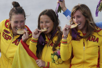 Sofía Toro, Tamara Echegoyen y Ángela Pumariega posan con la medalla de oro lograda en la clase Elliot de vela. Foto: AP