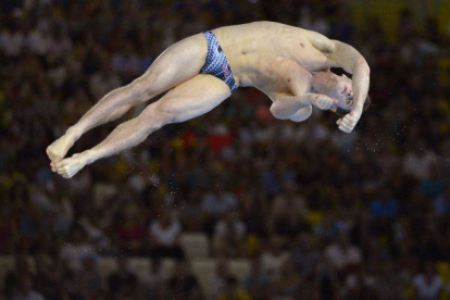 El saltador estadounidense David Boudia compite en la semifinal olímpica de saltos de natación desde plataforma de 10 metros. Foto: AP