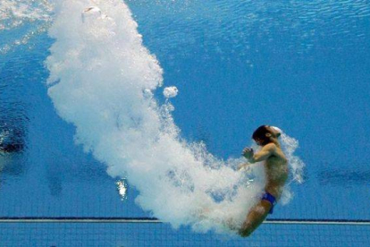 El mexicano Iván García Navarro se sumerge en el agua durante la semifinal de salto. Foto: MARK J. TERRILL | AP