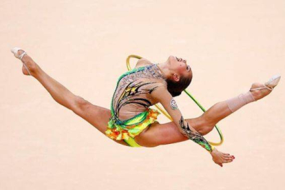 La gimnasta Aliya Garayeva, durante su prueba individual con aro. Foto: MIKE BLAKE | REUTERS